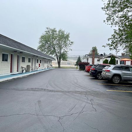 布朗瑞克1号公路附近罗德威套房酒店 布伦瑞克 外观 照片